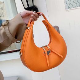 Moda e popular pequena bolsa redonda nova bolsa feminina textura padrão de lichia bolsa de axila portátil bolsa de ombro simples