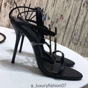 Mode et qualité 2023 femmes Classic High Talon Pompes Lady Party T-STrap Sandales à talons hauts en cuir breveté avec un blanc de gueules yslheels yslliness knvo