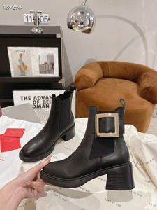 Mode enkellaarzen Luxe dames Rangers Boot Italië Perfecte lage laarsjes Kristal accessoire Gesp Platform Lakleer Designer Bruiloft Feest Korte laars EU 35-41