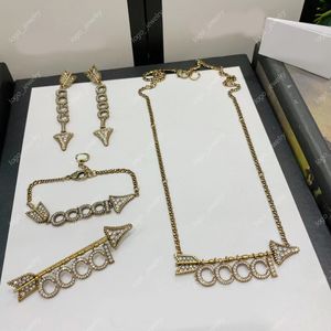 Mode Flèche Alphabet collier femmes Diamant Vintage Laiton Matériel bracelet Boucles D'oreilles Broche Ensemble de Bijoux pour les femmes amoureux de la fête cadeau de haute qualité avec boîte