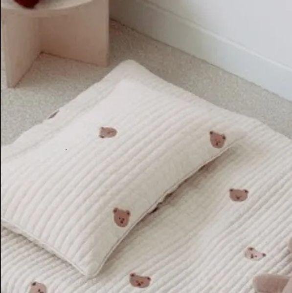 Almohada de bebé de moda de algodón transpirable suave nacido bordado oso de dibujos animados Oliver Tulip 240313