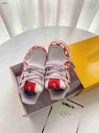 Fashion Baby Sneakers Lace-up Red Kids Shoes Tamaño 26-35 Box de marca Punto de onda Design Girls Boys Casual Zapatos 24 de mayo