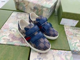 Fashion Baby Sneakers Letting Grid Full Print Kids Shoule Tamaño 26-35 Packaging de marca de alta calidad Staphle Girls Shoes Shoe Boys Shoes 24 de mayo