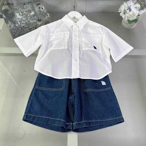Fashion Baby Tracksuit Kids Designer Clother Boys Boys Taille 100-160 cm Shirt à manches courtes blanches purs et shorts en jean bleu 24mai