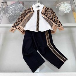 Fashion Baby Tracksuit Spring Three Piece Set Taille 100-150 Designer Kids Clothes Lettre Jacquard Tripted Cardigan Shirt and Pantal