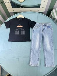 Fashion Baby Tracksuits Summer Boys Jeans Set Kids Designer Designer Kleding Maat 100-150 cm T-shirt met korte mouwen en gewassen blauwe jeans 24May
