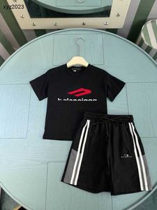 Fashion Baby Tracksuit Summer Boys Set Kids Designer Vêtements Taille de 100-150 cm T-shirt imprimé et short de design rayé 24aPril