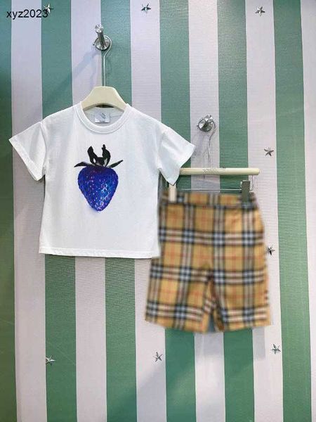 Fashion Baby Tracksuits Summer Boys Set Kids Designer Vêtements Taille 100-160 cm Blue Strawberry Pattern Imprime T-shirt et short en jean 24april