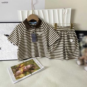 Fashion Baby Tracksuits Summer Boys Tweed Piece Set maat 90-140 cm Kinderontwerpkleding Contrast Stripe Design Polo shirt en shorts 24April