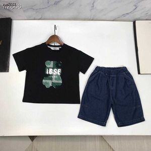 Fashion Baby Tracksuits Summer Kids Designer Vêtements Taille 90-150 cm Patchwork Pattern Impring Boys T-shirts et Blue Denim Shorts 24april