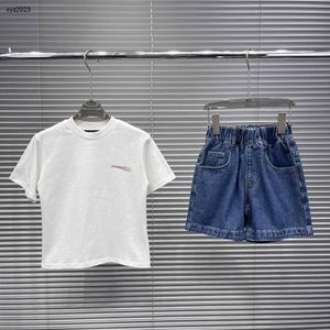 Fashion Baby Tracksuits SUITS SUMPRES SUMPRES CHANSEMENTS CHANSEURS CHIMES 100-150 cm Multi Color T-shirt en option et shorts en jean bleu 24April