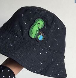 Moda mal gato gatito alienígena orina tierra parodia broma dibujos animados sombrero de cubo negro doble cara antivioleta mujeres creativas gorra para el sol 2646223