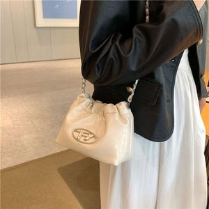 Modezakontwerpers verkopen unisex -tassen van populaire merken met 50% korting kleine en veelzijdige tas voor vrouwen nieuwe bucket high chain crossbody