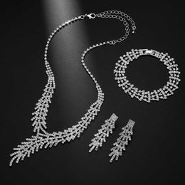 Mode Sieradenset voor banketjurken Veelzijdige briljante klauwketting Strass V-vormige ketting Oorstekers Accessoires voor huwelijksfotografie 231015