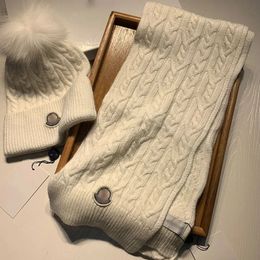 Moda Beige lana tendencia sombreros bufanda conjunto lujo sacoche sombreros hombres y mujeres moda diseñador chal cachemira bufandas guantes adecuados para el invierno