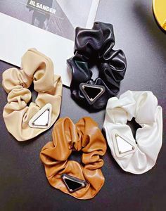 Blogueur de mode Designer Womens Hair Rubbers Bands Hair Scrunchy Ring Clips Elastic Inversed Triangle Designers Sports Dance Scrun3026467