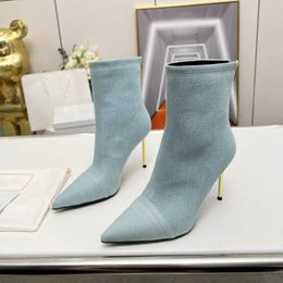 Les bottes à la mode deviennent de plus en plus uniques, les couleurs sont uniques et atmosphériques