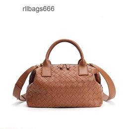 Fashion Bowling Cow Wide Veneeta Simple Straddle Bottegs Bolso de diseñador 2024 Bolsos de niña Bolso de mano Single Tote tejido Bauletto Luxury Women N5VC