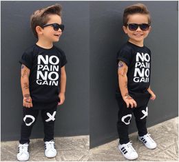 Moda boy039s traje para niños pequeños, trajes para bebés, ropa negra, sin dolor, sin ganancia, letras impresas, camiseta, pantalones TopXO, 2 piezas 7566753