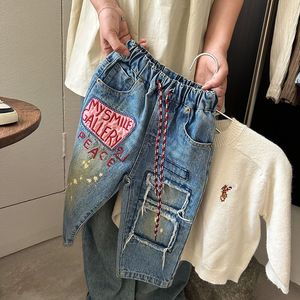 Mode Jongens Meisjes Brief Borduren Jeans 2024 Lente Kids Patch Losse Casual Denim Broek Ins Kinderen Zachte Wassen Cowboy broek S1113