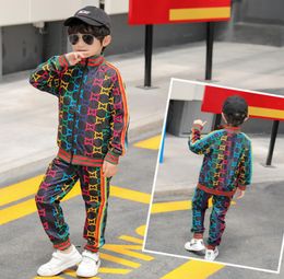 Fashion Boys Rainbow Stripe Carta impresa Trajes casuales para niños Pantalones de la chaqueta de manga larga para niños