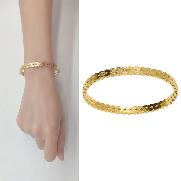 Pulsera de moda para mujer Brazaletes abiertos chapados en oro de moda 3 colores Pulseras Mujer Joyería nupcial Diseñador personalizado Regalos de Navidad personalizados de Dubai en el puño de las manos