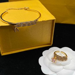 Moda Braclet Anillos colgantes de cristal Conjuntos Grabados F Iniciales Ajustes de letras Mujeres 18K Chapado en oro Brazalete Espárragos Joyas Regalos de cumpleaños FS12 --05