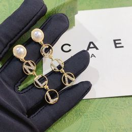 Modemerk asymmetrische lette stud earring klassieke diamant parel parrings paar liefde premium oorbellen cadeau accessoires eenvoudig ontwerp ingelegde sieraden