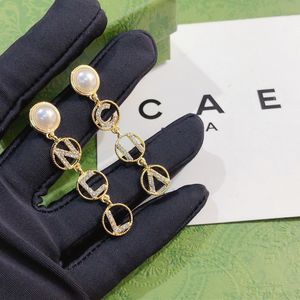 Marca de moda Letras asimétricas Pendiente de botón Pendientes de perlas de diamantes clásicos de lujo Pareja Amor Pendientes premium Accesorios de regalo Diseño simple Joyería con incrustaciones