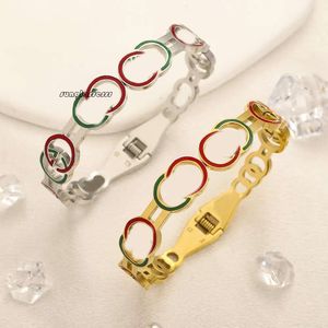 Modemerk Bangle armband met designer letter afdrukken vrouwen goud vergulde roestvrij staal ideaal voor bruiloft sieraden romantische liefdesgeschenken