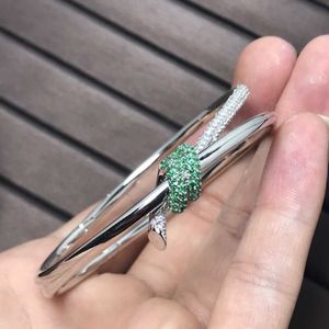 Modemerk armband knoop nieuw product ingelegd met groene diamant v goud modeontwerp geavanceerde persoonlijkheid vlinder touw gewikkeld 99d7