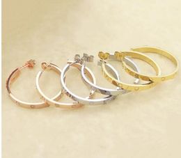 Diseño de marca de moda Love C-shape Stud Pendientes Acero inoxidable Cuff Stud Earring 18K chapado en oro para mujeres niñas
