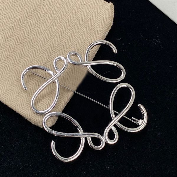 Diseñador de la marca de moda Broches Broche de oro y plata Traje vintage Pin de lujo para hombre para mujer Accesorio de joyería Regalos del banquete de boda Broche Geometría