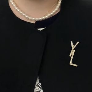 Broches de créateur de marque de mode Femmes Femmes Luxury Rignestone Crystal Brooch Suck Pin 18k Gold plaqué Fashion Bijoux Accessoires