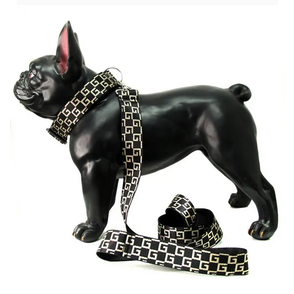 Diseñador de la marca de moda Letras Imprimir Collares para perros Correas Al aire libre Casual Perros ajustables Correa para el cuello Correa de plomo Arneses para mascotas lindos Cinturón de seguridad Correas de clip de viaje