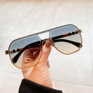 Créateurs de marques de mode Lunettes de soleil carrées Femmes Stripe Eyewear Trend Sunless Sun Glasses Vintage Surdimension