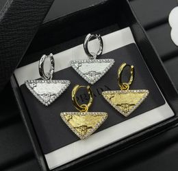 Modemerkontwerpers Letters Stud Triangle oorbellen Hoop Stud 18K Gold Women Luxe ontwerp Crystal Earring Wedding Party Sieraden