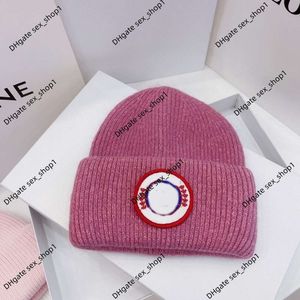 Diseñador de sombreros de marca de moda nuevo Invierno Nuevo Goosse Pelo de conejo Gorro de lana de punto cálido Moda para hombres y mujeres Red versátil Protección para los oídos roja Fría