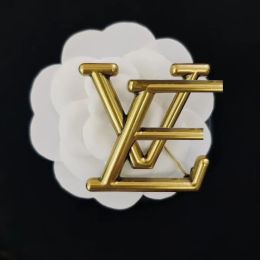 Fashion Brand Letter Designer Broches Letter Pins Pins Crystal Rhinestone Love Heart PiD Party Metal Jewelry Accessors