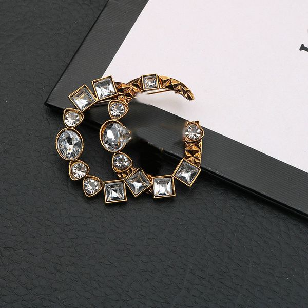 Marque de mode Lettre Designer Broches Vintage Diamant Lettres Épinglettes Cristal Strass Pin Partie En Métal Bijoux Accessoires Cadeau