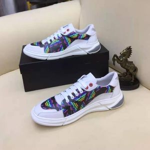 Modemerk mannen casuals schoenen zachte bodems lopen sneakers Italië elastische band lage tops kleur graffiti lederen ontwerp comfortabele fietsen casual tennisschoenen doos eu 38-45