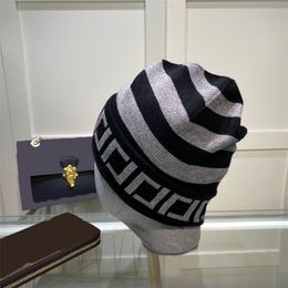 Berretto da uomo di marca di moda lavorato a maglia berretto di design unisex inverno all'aperto caldo e confortevole cappelli a secchiello lettera coppia casual berretti da strada
