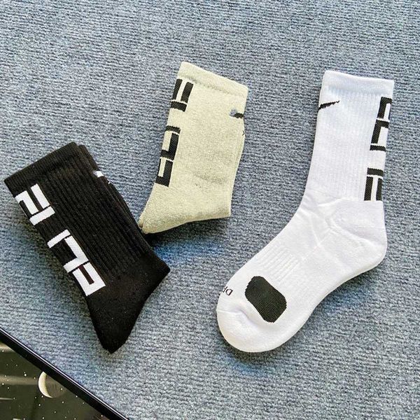 Marque de mode Hommes Coton Chaussettes Classique noir blanc Femmes Hommes Respirant mélange Football basket-ball Sport Cheville chaussette Hiver pour