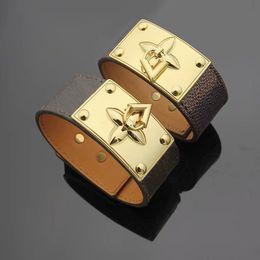 Europa Amerika Mode Armbanden Dame Dames Print Bloem / Plaid V Letter Design Wide Lederen Armband Bangle met 18K Vergulde V Letter Flower Charm