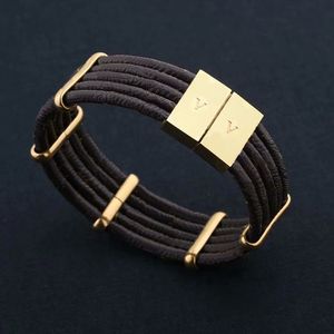 Europa América Moda Señora Mujer Impresiones Ronda Cinco Cubierta Pulsera de cuero Brazalete Cierres magnéticos Grabado V Letra Flor Hardware