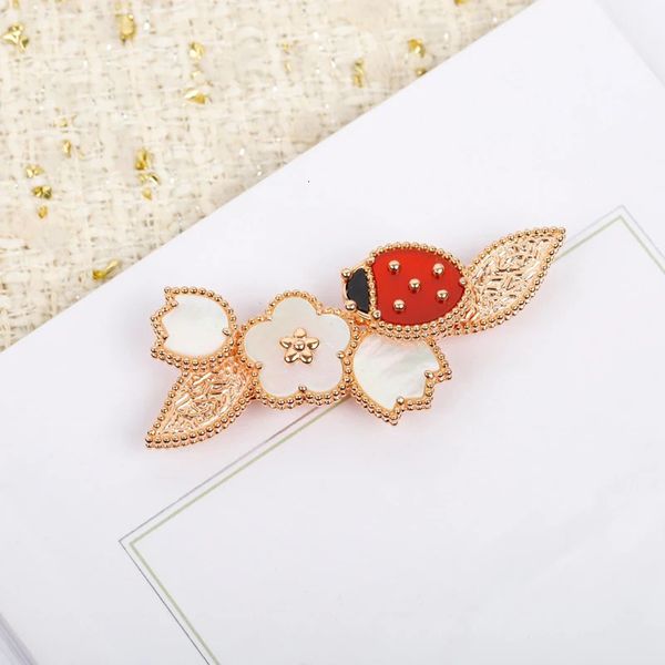 Marque de mode Rose Or Blanc Fritillaria Printemps Coccinelle broche pour Femmes Exquis De Haute Qualité Bijoux De Luxe Couple Cadeau 240119