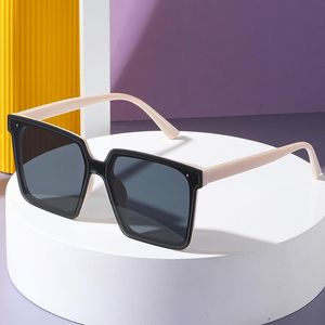 Modemerk vierkante zonnebril Straat Fotobrief zonnebrillen voor mannen en vrouwen Universele UV -resistent ultralichtglazen Outdoor Social Gathering accessoires