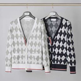 Modemerk TB Thom Sweater Cardigan voor mannen en vrouwen in 2023 Spring New Style Couple Suite Rhombus Controleer V-hals modieuze jas