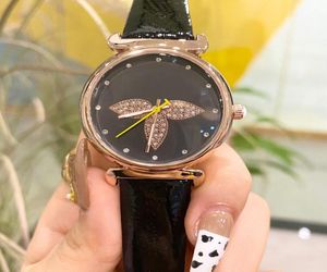 Marque de mode Regardez pour les femmes Lady Girls Crystal Flower Style Strap en cuir Quartz Wrist Watch L413397497