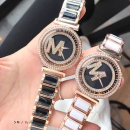 Mode Merk Horloges Dames Meisje Crystal Big Letters Roterende Dial Style Steel Matel Band Polshorloge M120